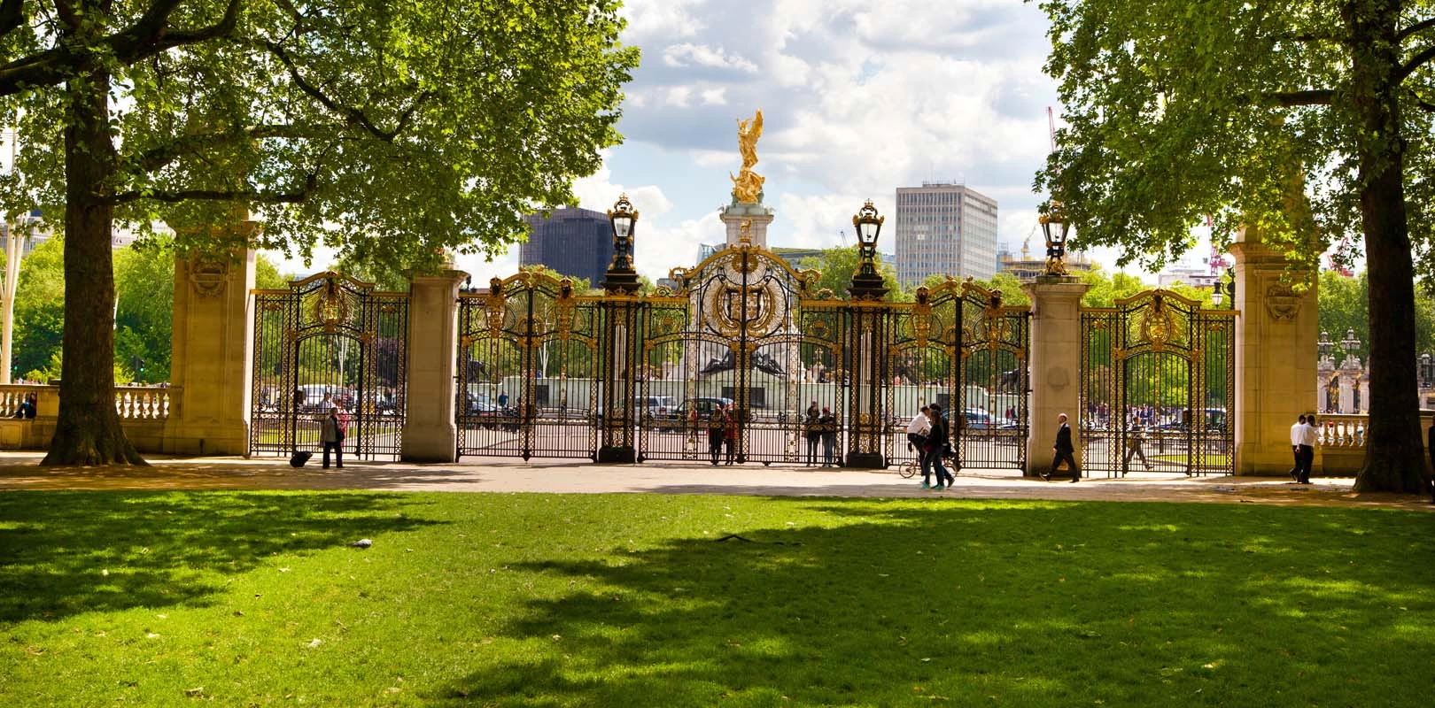 What to Do at Buckingham Palace