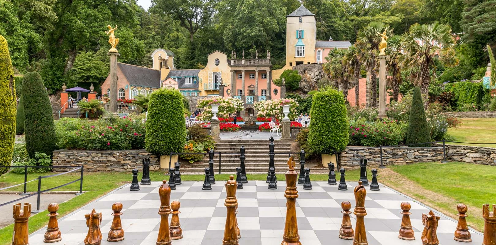 plaza central del pueblo de Portmeirion