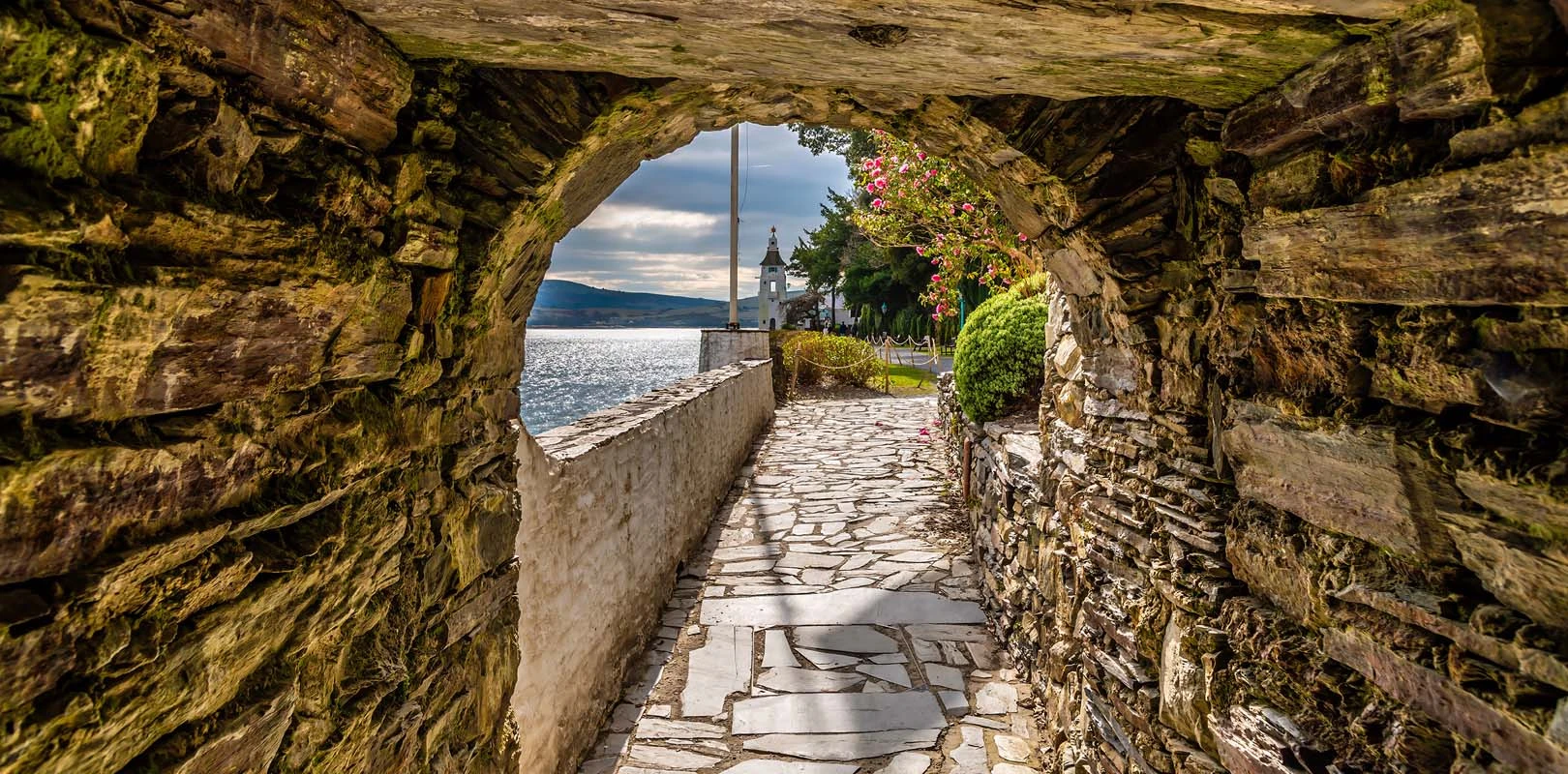 Túnel de piedra en el nivel inferior del colorido pueblo de Portmeirion